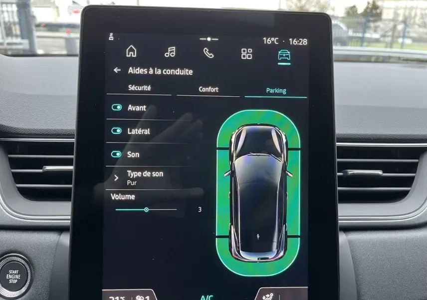 Vue rapprochée de l’écran tactile intérieur du Renault Captur 2025 affichant les aides à la conduite en mode parking.