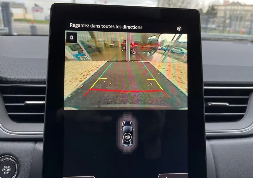 Écran central montrant la caméra de recul du Renault Captur gris Cassiopée, vue intérieure du tableau de bord.