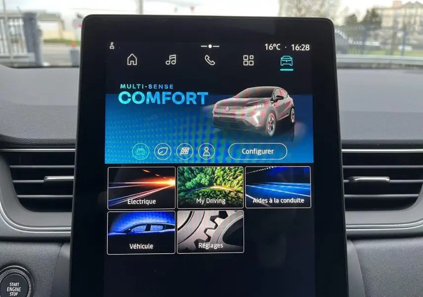 Écran tactile central affichant le mode Multi-Sense Comfort avec une image du Renault Captur gris Cassiopée en vue 3/4 avant.