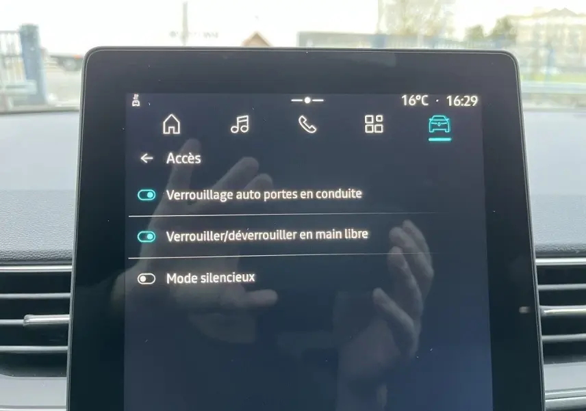 Vue intérieure de l'écran tactile central du Renault Captur gris Cassiopée 2025, affichant les réglages d'accès et de verrouillage.