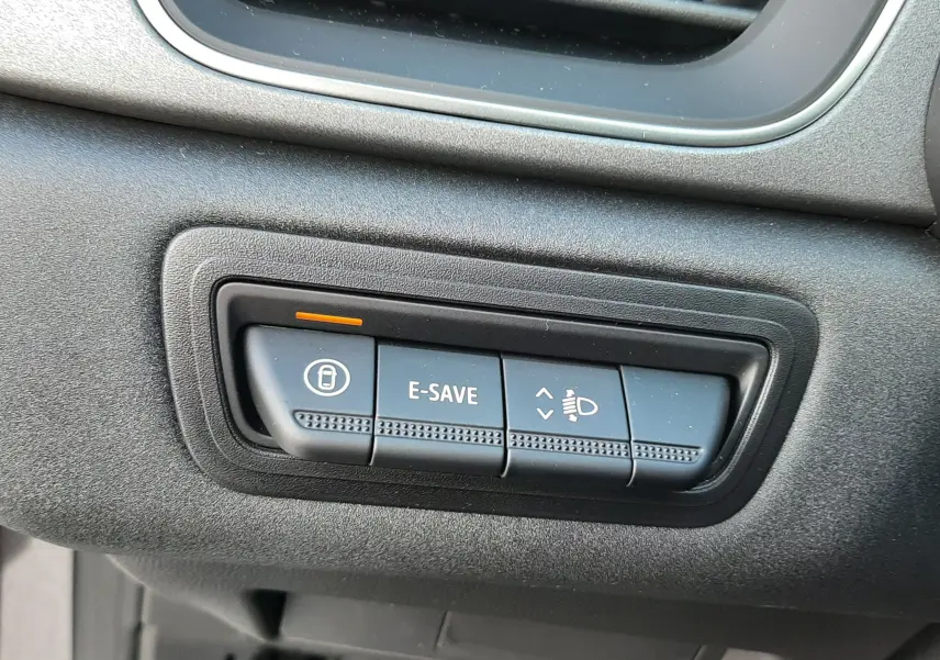 Gros plan sur les boutons de commande du tableau de bord du Renault Captur gris Cassiopée, avec fonction E-SAVE activée.