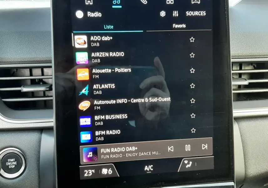 Écran tactile central du tableau de bord du Renault Captur 2025, affichant les stations radio DAB et FM.