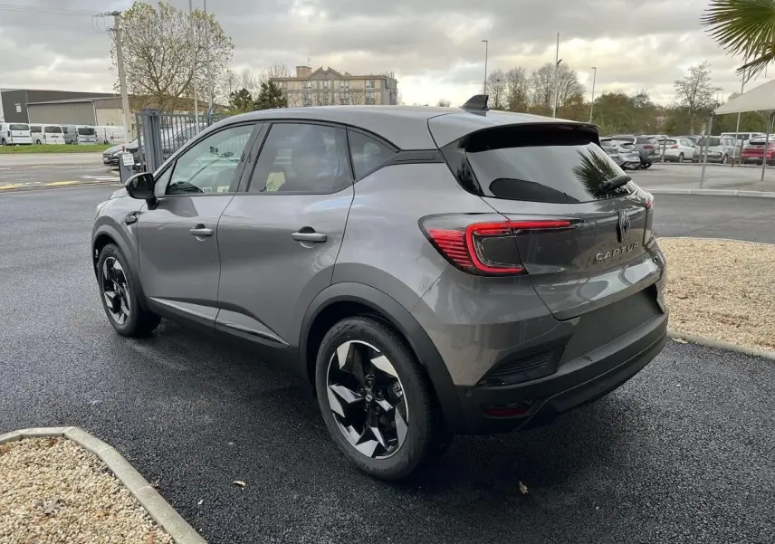 Vue 3/4 arrière droite du Renault Captur gris Cassiopée 2025 avec jantes noires et feux LED distinctifs.