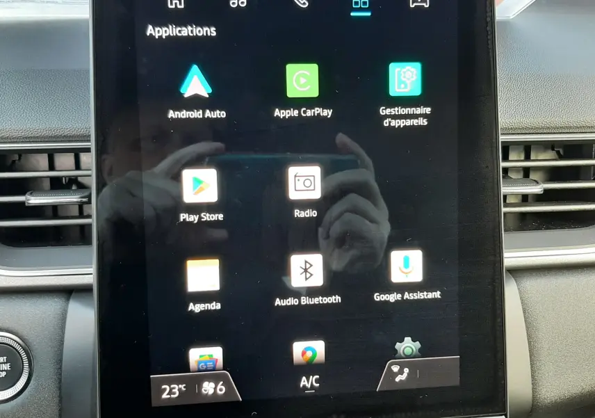 Écran tactile central du tableau de bord du Renault Captur gris Cassiopée, affichant les applications connectées.