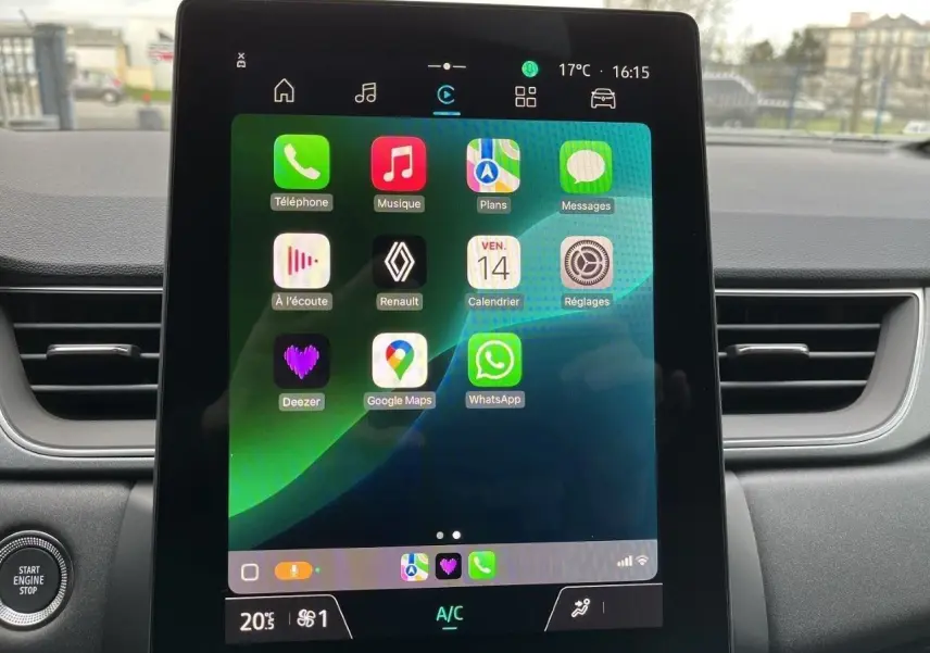 Écran tactile central du tableau de bord du Renault Captur 2025 affichant plusieurs applications connectées.