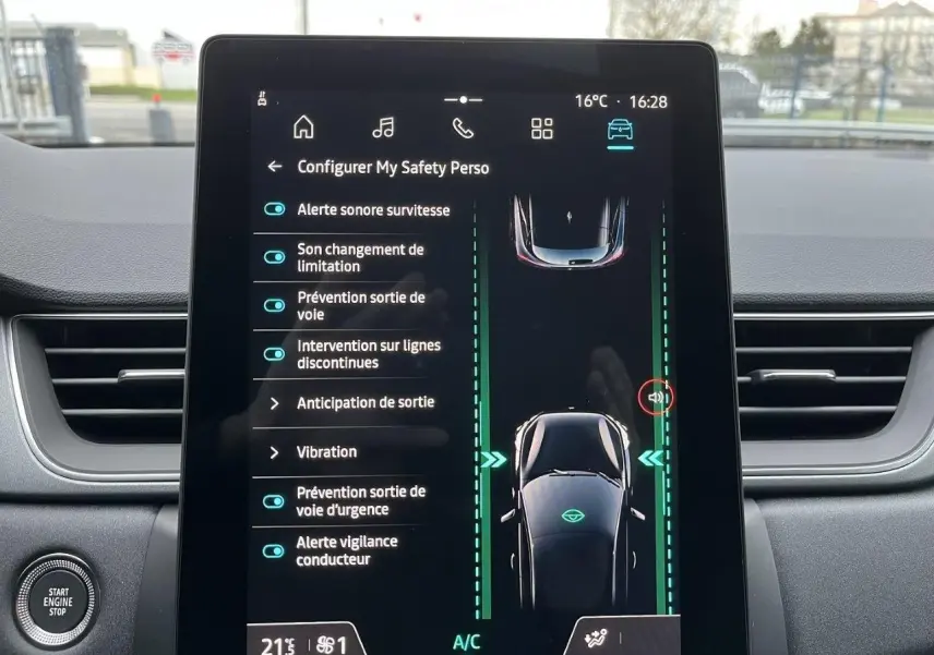 Écran central intérieur du Renault Captur 2025 affichant les réglages d’alerte de sécurité, avec tableau de bord gris.