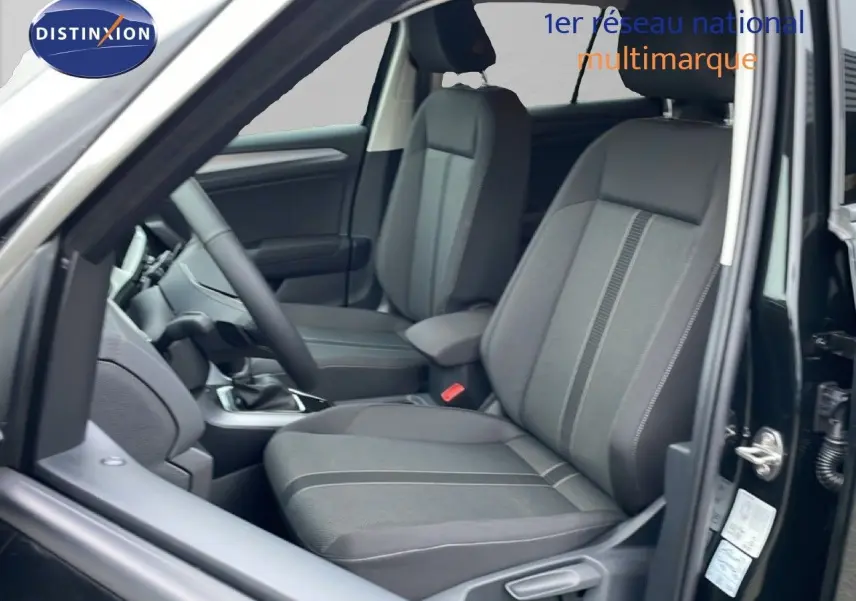 Vue intérieure côté gauche montrant les sièges avant en tissu gris du Volkswagen T-Roc noir Grenadilla.