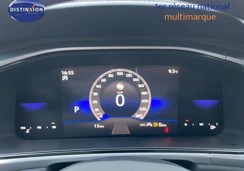 Tableau de bord numérique du Volkswagen T-Roc 1.5 TSI noir, affichant vitesse à zéro et température extérieure 9,5°C.