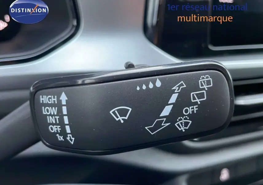 Gros plan sur la commande des essuie-glaces dans l’habitacle du Volkswagen T-Roc noir Grenadilla.