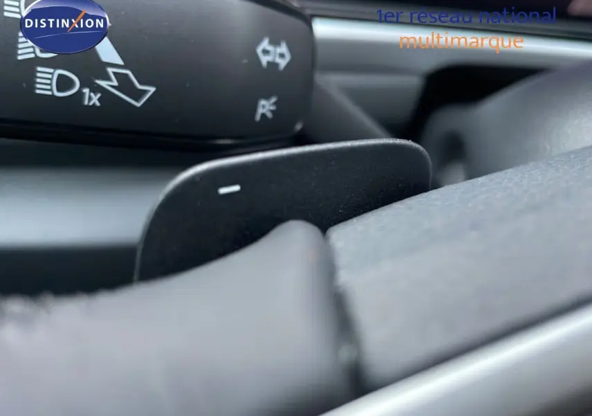 Gros plan sur la palette de changement de vitesse côté droit du volant d’un Volkswagen T-Roc noir Grenadilla.