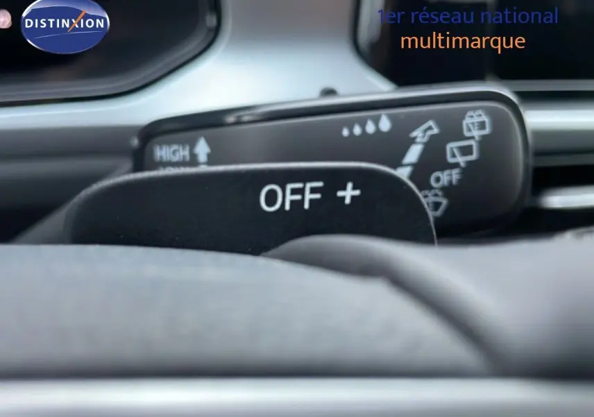 Gros plan sur la commande de régulateur de vitesse au volant du Volkswagen T-Roc noir Grenadilla Metal.