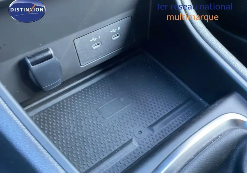 Gros plan sur la console centrale noire du Renault Captur 2025, avec ports USB-C et surface antidérapante.