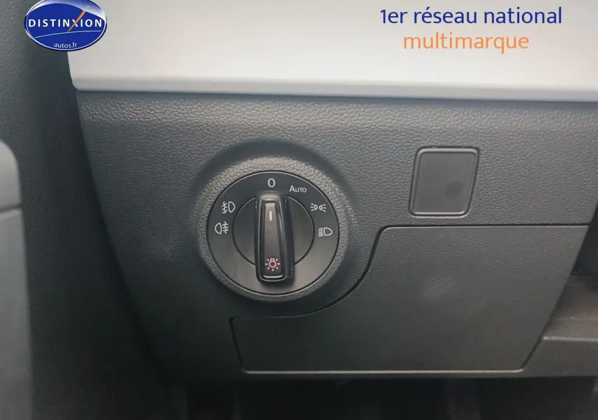 Gros plan sur la molette de réglage des phares dans l'habitacle de la SEAT Ibiza blanc Nevada 2025.