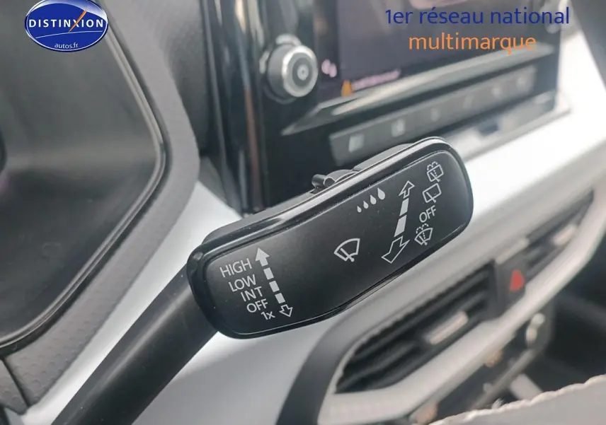 Gros plan sur la commande d'essuie-glace dans l'habitacle blanc nevada de la SEAT Ibiza 2025.