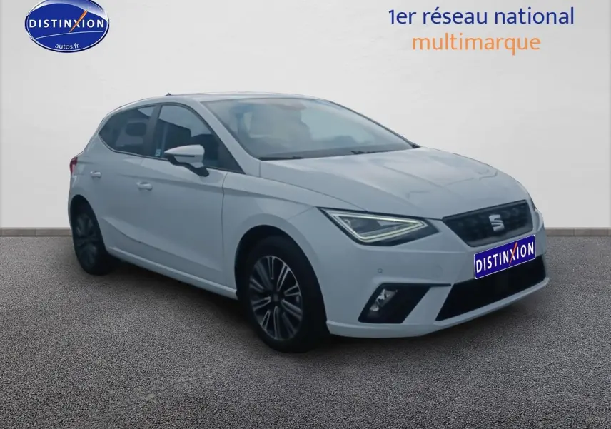 SEAT Ibiza blanc Nevada vue 3/4 avant droit, avec phares LED et jantes alliage 16 pouces design.