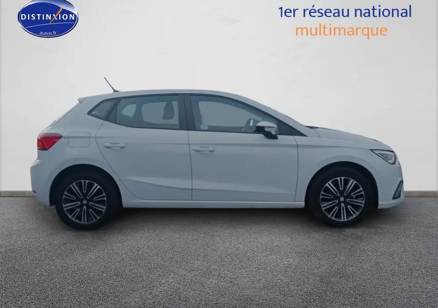 Profil droit d'une SEAT Ibiza blanc Nevada 2025 avec jantes alliage et poignées ton carrosserie.