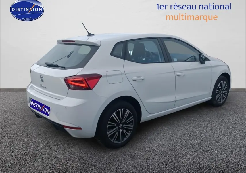 Vue 3/4 arrière droite d'une SEAT Ibiza blanc Nevada avec jantes alliage et feux arrière LED triangulaires.