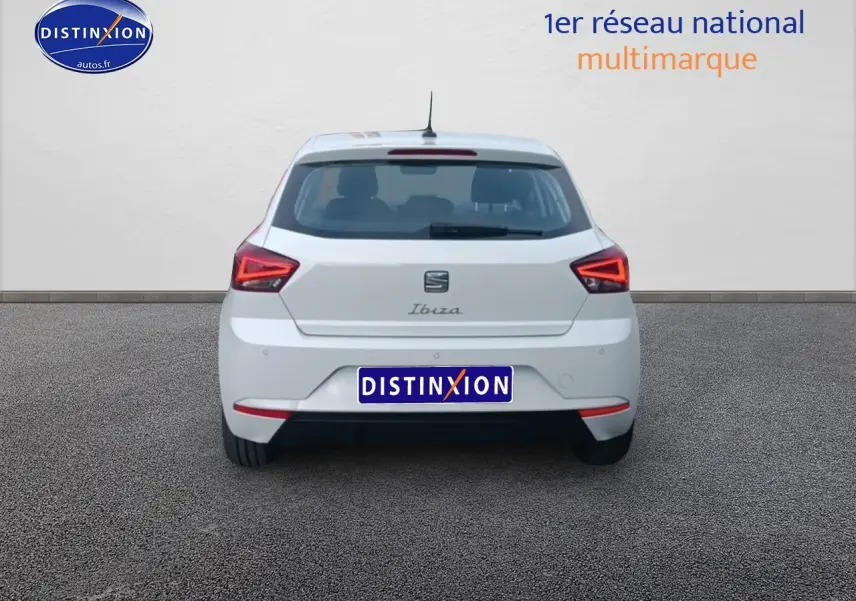 Vue arrière d'une SEAT Ibiza blanc Nevada 2025 avec feux LED triangulaires et logo Ibiza manuscrit sur hayon.