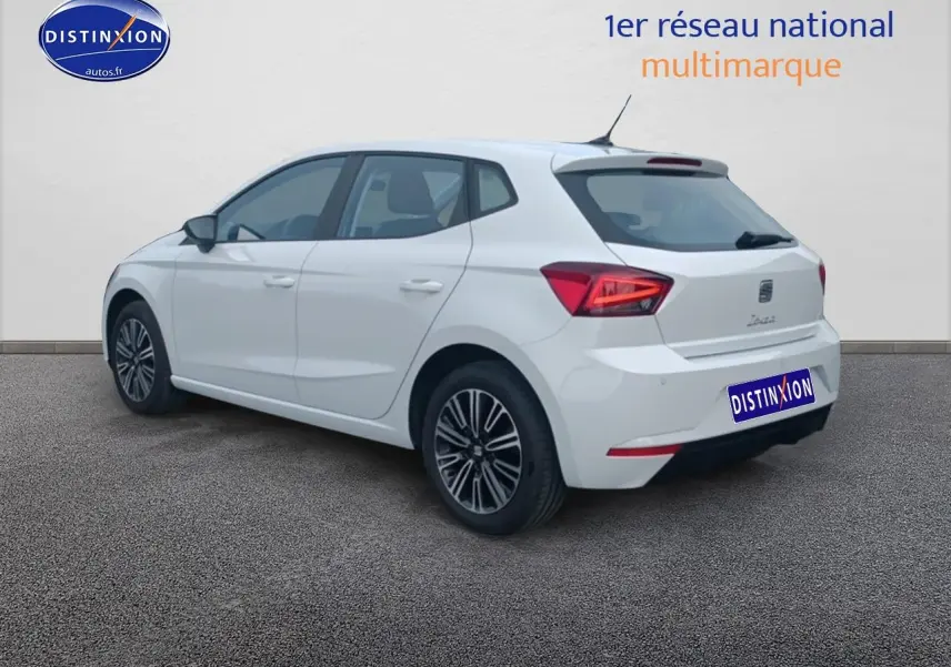 SEAT Ibiza blanc Nevada vue 3/4 arrière droit avec feux LED et jantes alliage design 16 pouces.
