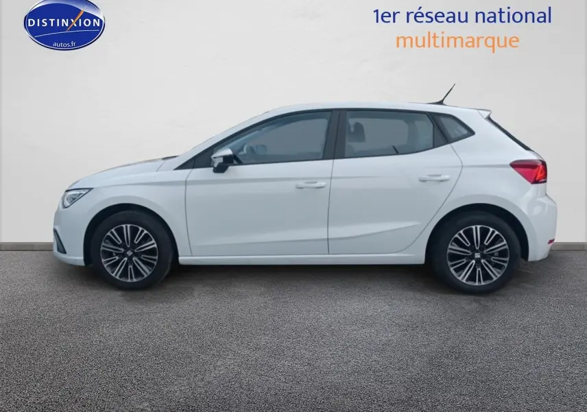 Profil droit d'une SEAT Ibiza 1.0 TSI 95 Copa blanche Nevada avec jantes alliage 16 pouces design.