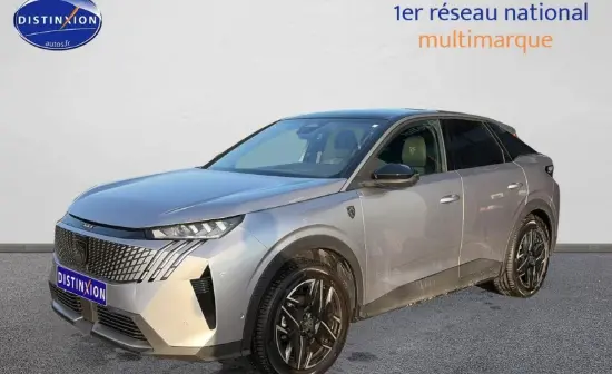 Vue 3/4 avant d’un Peugeot 3008 Hybrid gris clair avec calandre distinctive et jantes noires brillantes.