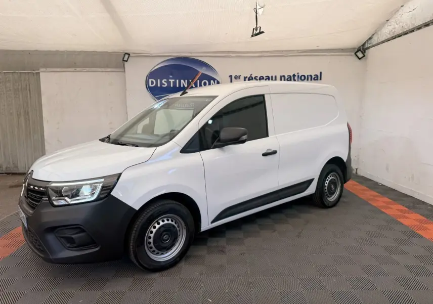 Renault Kangoo GD Confort blanc en 3/4 avant droit, fourgon utilitaire avec pare-chocs noirs et jantes acier.