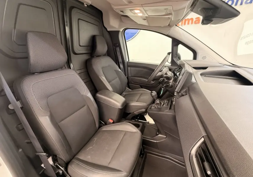 Vue intérieure côté conducteur du Renault Kangoo GD Confort 2023 avec sièges noirs et tableau de bord moderne.
