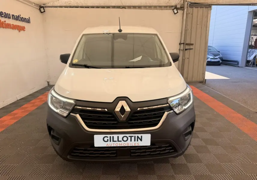 Vue frontale d’un Renault Kangoo blanc 2023 avec calandre noire et logo Renault proéminent.