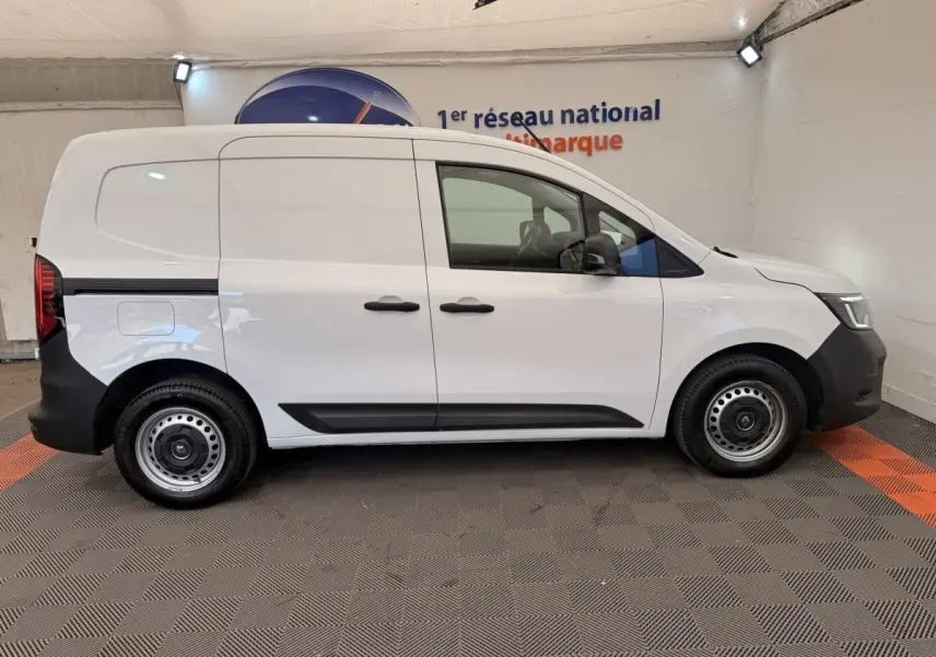 Vue latérale droite d’un Renault Kangoo blanc 2023 version GD Confort avec jantes acier et portes coulissantes.