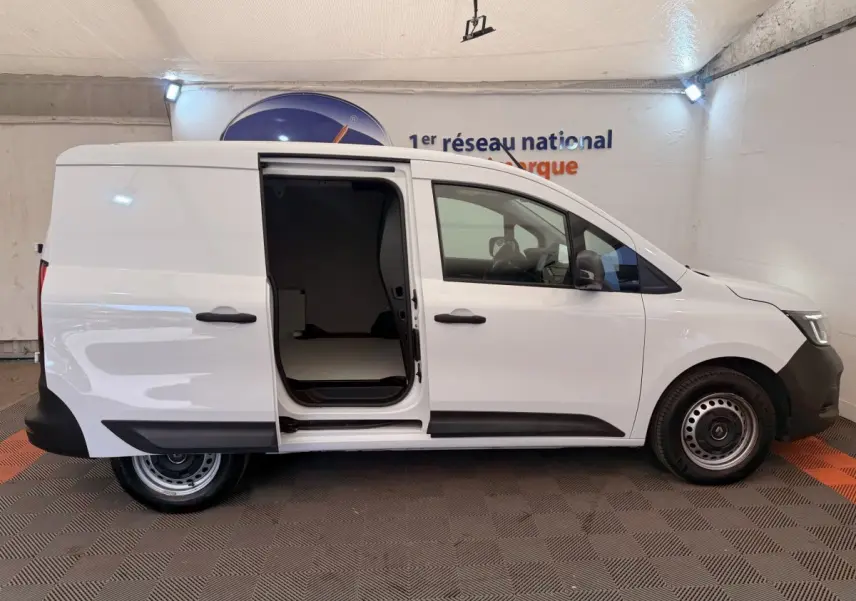 Vue latérale droite du Renault Kangoo blanc 2023 avec porte coulissante ouverte montrant l'espace de chargement.