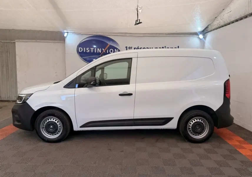 Vue latérale droite d’un Renault Kangoo blanc 2023, fourgon utilitaire avec jantes acier et pare-chocs noirs.