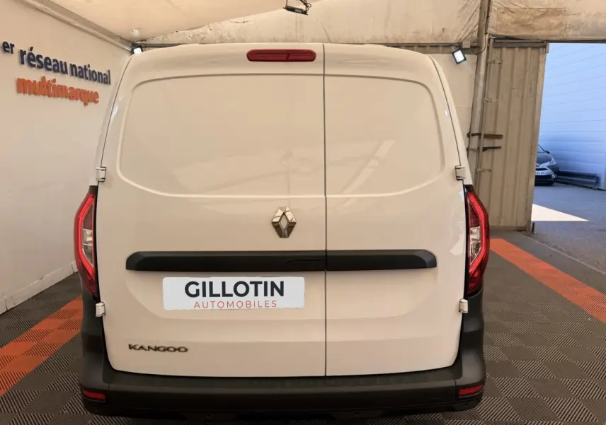 Vue arrière d’un Renault Kangoo blanc 2023 avec portes battantes et logo Renault centré.