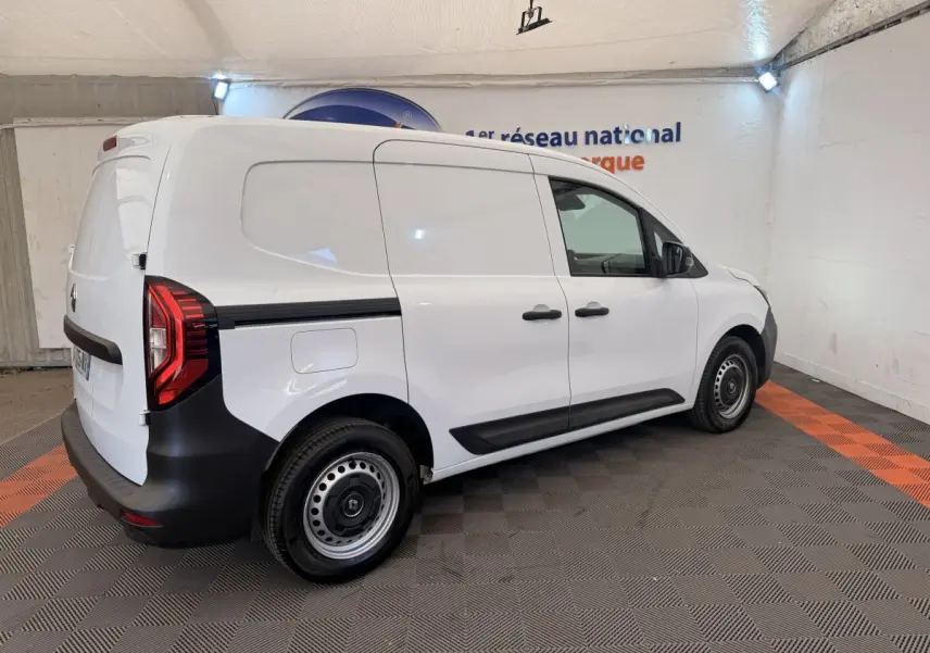 Vue 3/4 arrière droite du Renault Kangoo blanc 2023 avec portes latérales coulissantes et jantes acier noires.