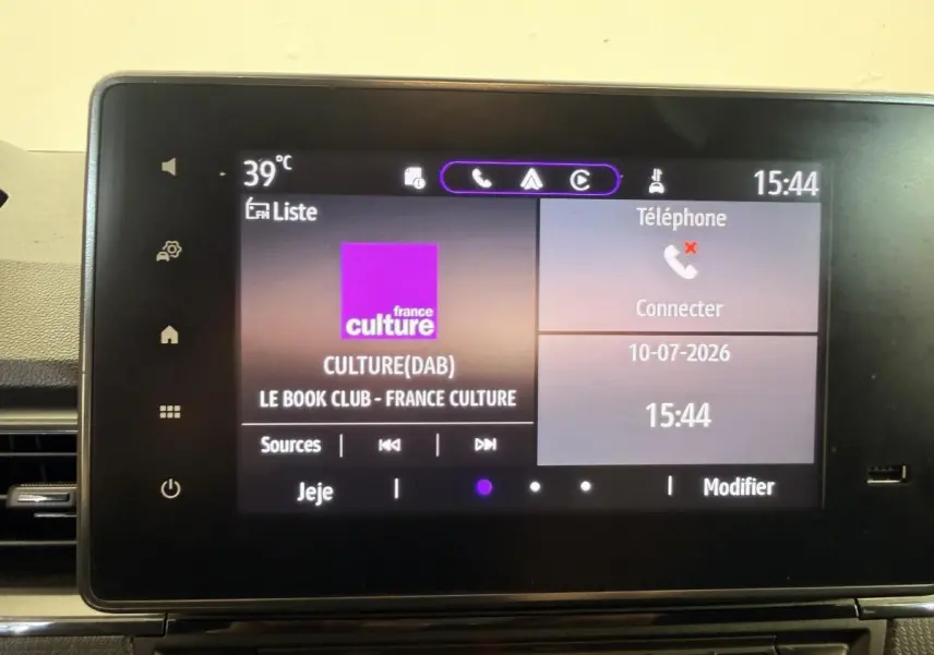 Écran tactile central du Renault Kangoo GD Confort blanc, affichant radio DAB et connexion téléphone à 15h44.