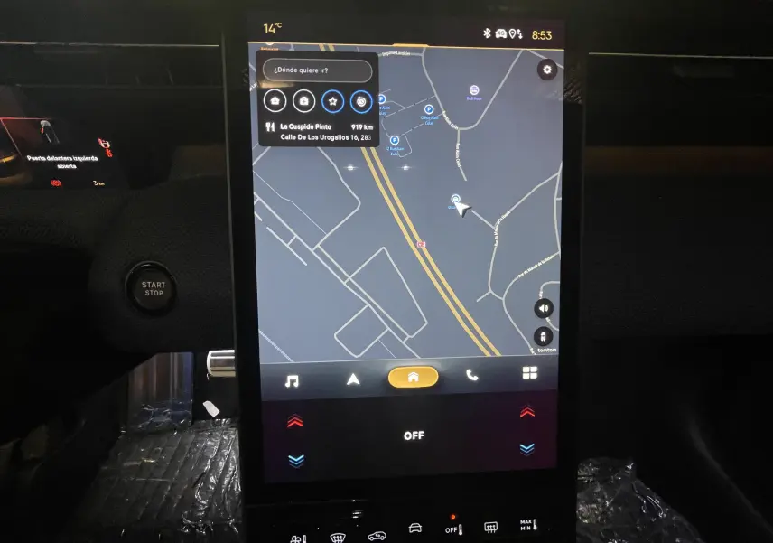 Vue plongeante sur la console centrale noire brillante du Citroën C5 Aircross hybride 2026 avec sélecteur de vitesse et clé posée.