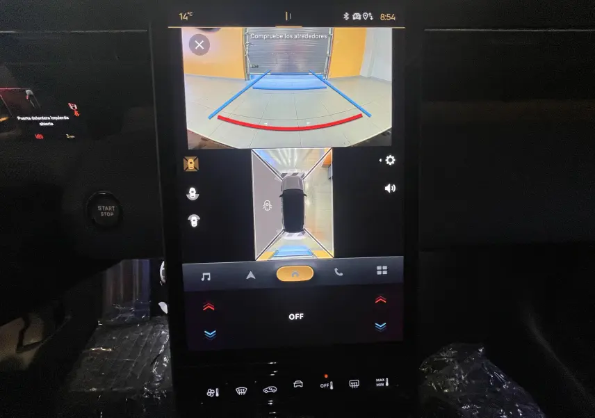 Écran tactile intérieur du Citroën C5 Aircross hybride 2026 montrant les fonctions de chauffage des sièges et du volant.