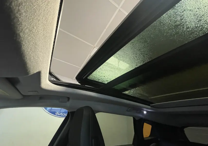 Vue intérieure centrée sur l'écran tactile du tableau de bord du Citroën C5 Aircross hybride 2026 avec bouton Start/Stop visible.