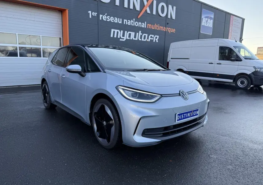 Volkswagen ID.3 Pro S gris argent avec toit noir, vue 3/4 avant mettant en valeur ses phares LED et jantes noires.