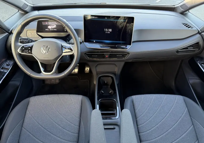 Vue intérieure frontale du tableau de bord et volant du Volkswagen ID.3 Pro S 77 kWh avec écran tactile central et sièges gris.