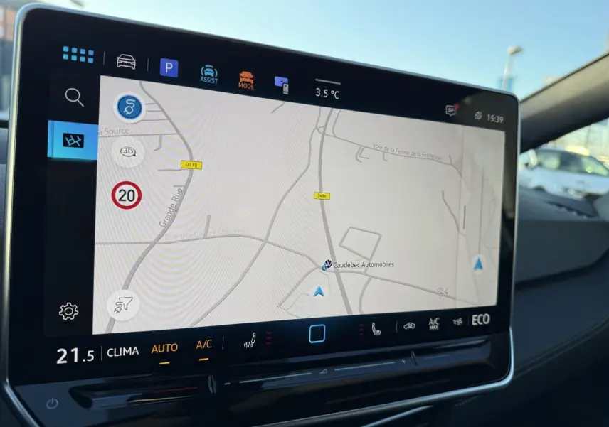 Écran tactile central du tableau de bord du Volkswagen ID.3 Pro S 77 kWh, affichant la navigation GPS en intérieur.