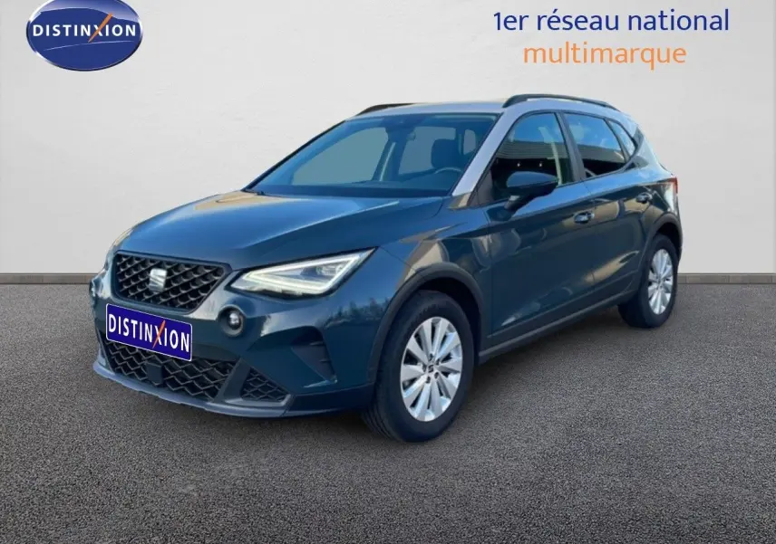 Vue 3/4 avant d’un SEAT Arona gris foncé avec toit blanc, sur fond neutre, mettant en valeur son design compact.