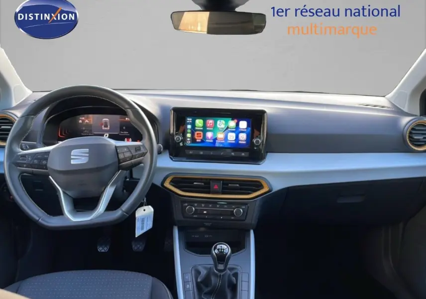 Tableau de bord et volant du SEAT Arona 2025 en vue frontale, avec écran tactile et boîte manuelle visible.