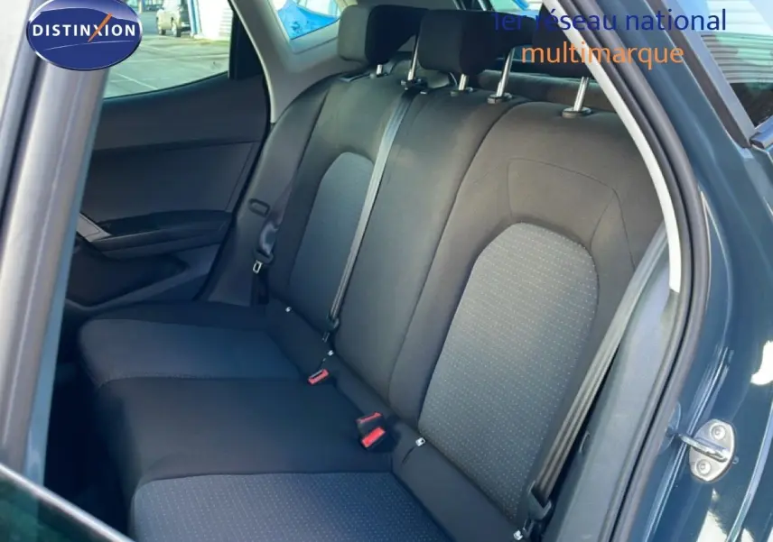 Vue intérieure côté droit montrant la banquette arrière en tissu noir du SEAT Arona gris fiord 2025.