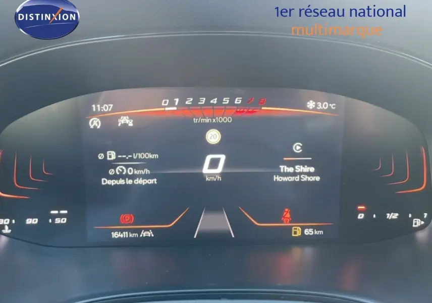 Tableau de bord numérique du SEAT Arona 2025 affichant vitesse, température extérieure et autonomie, vue de face.