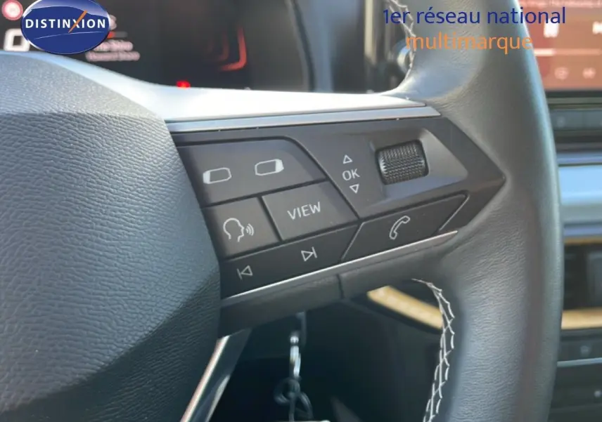 Gros plan sur les commandes multifonctions à droite du volant en cuir noir du SEAT Arona 2025.