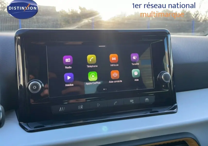 Écran tactile central du tableau de bord du SEAT Arona gris Fiord avec toit blanc, affichant les options multimédia.