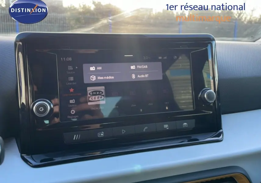 Vue rapprochée de l’écran tactile central du tableau de bord du SEAT Arona gris Fiord avec toit blanc.