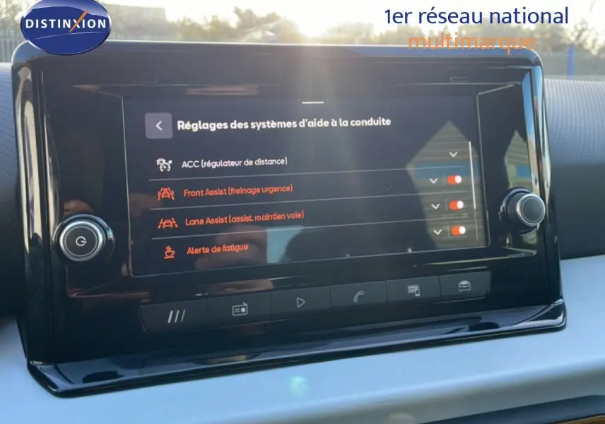 Vue intérieure centrée sur l'écran tactile du système d'aide à la conduite du SEAT Arona gris fiord avec toit blanc.