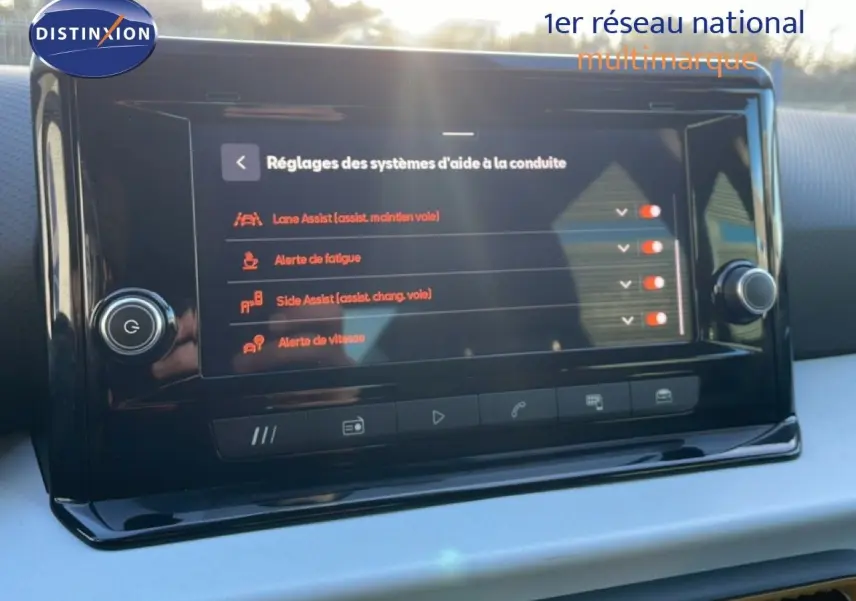 Écran tactile central du tableau de bord du SEAT Arona 2025 affichant les réglages des aides à la conduite.