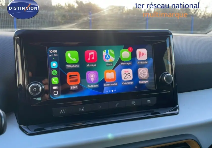 Écran tactile central affichant les applications Apple CarPlay dans l’habitacle du SEAT Arona gris fiord toit blanc.